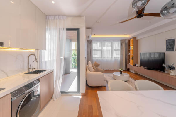 Contemporary 1-Bedroom with Balcony